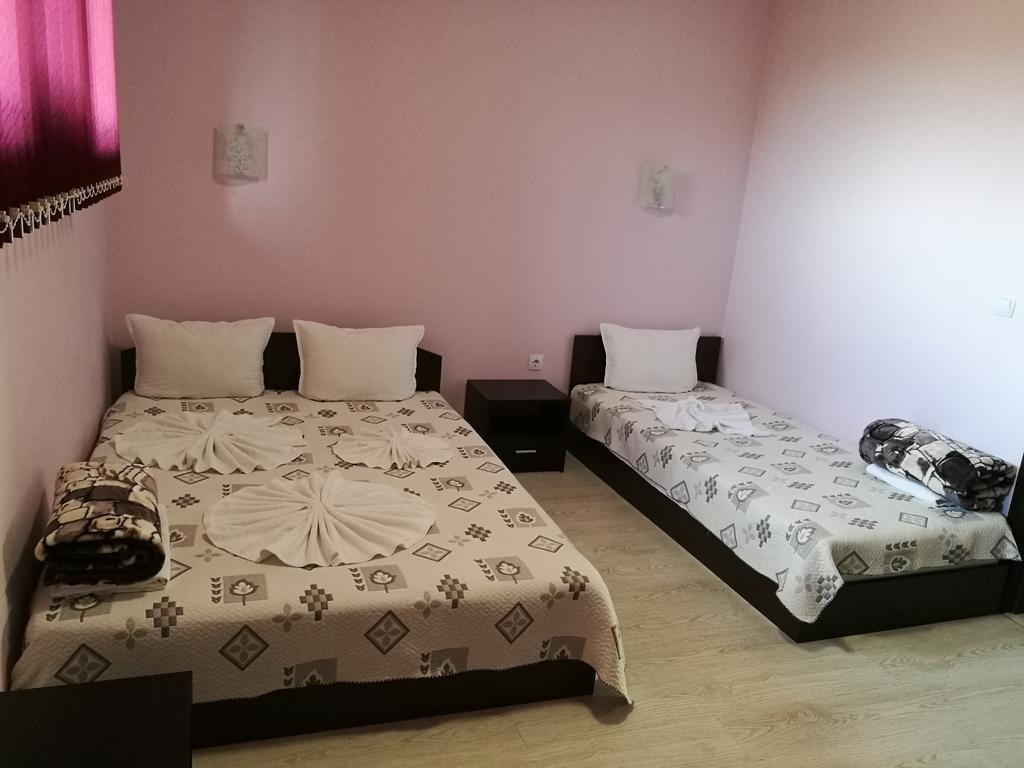 Guest House Karaulanov Elhovo  Exterior foto